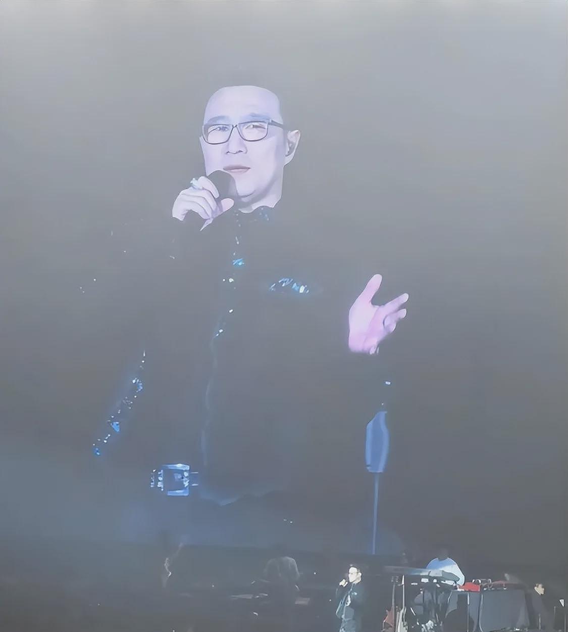 森林北现身汪峰演唱会，打扮精致坐VIP很显眼，与男友全程无交流（组图） - 17