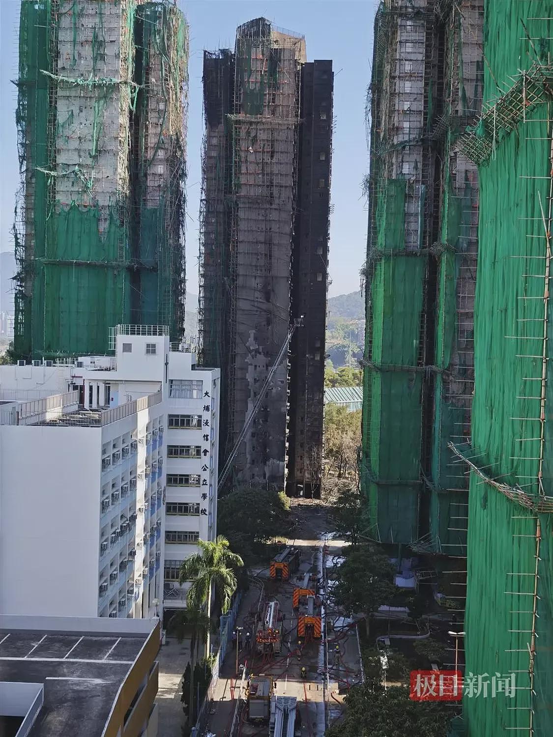 现场实拍：香港起火大楼楼体焦黑，棚网几乎被烧光（组图） - 5