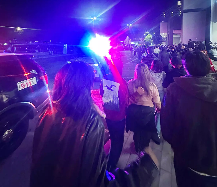 美国黑五惊魂!商场枪击细节曝光:16岁女孩中弹、上百人被关进仓库避难、商场紧急关停(组图) - 8