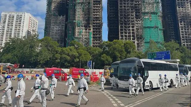 香港宏福苑大火：死亡数字升至146人，警方指房间、楼梯、天台均找到遗体（组图） - 14