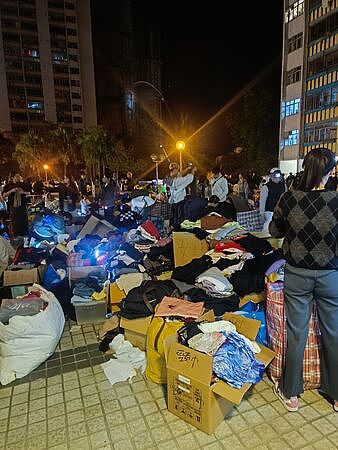 香港大火灾区爆乱象！有民众冒充灾民混入抢物资，港歌手批：乞丐都不如（组图） - 1