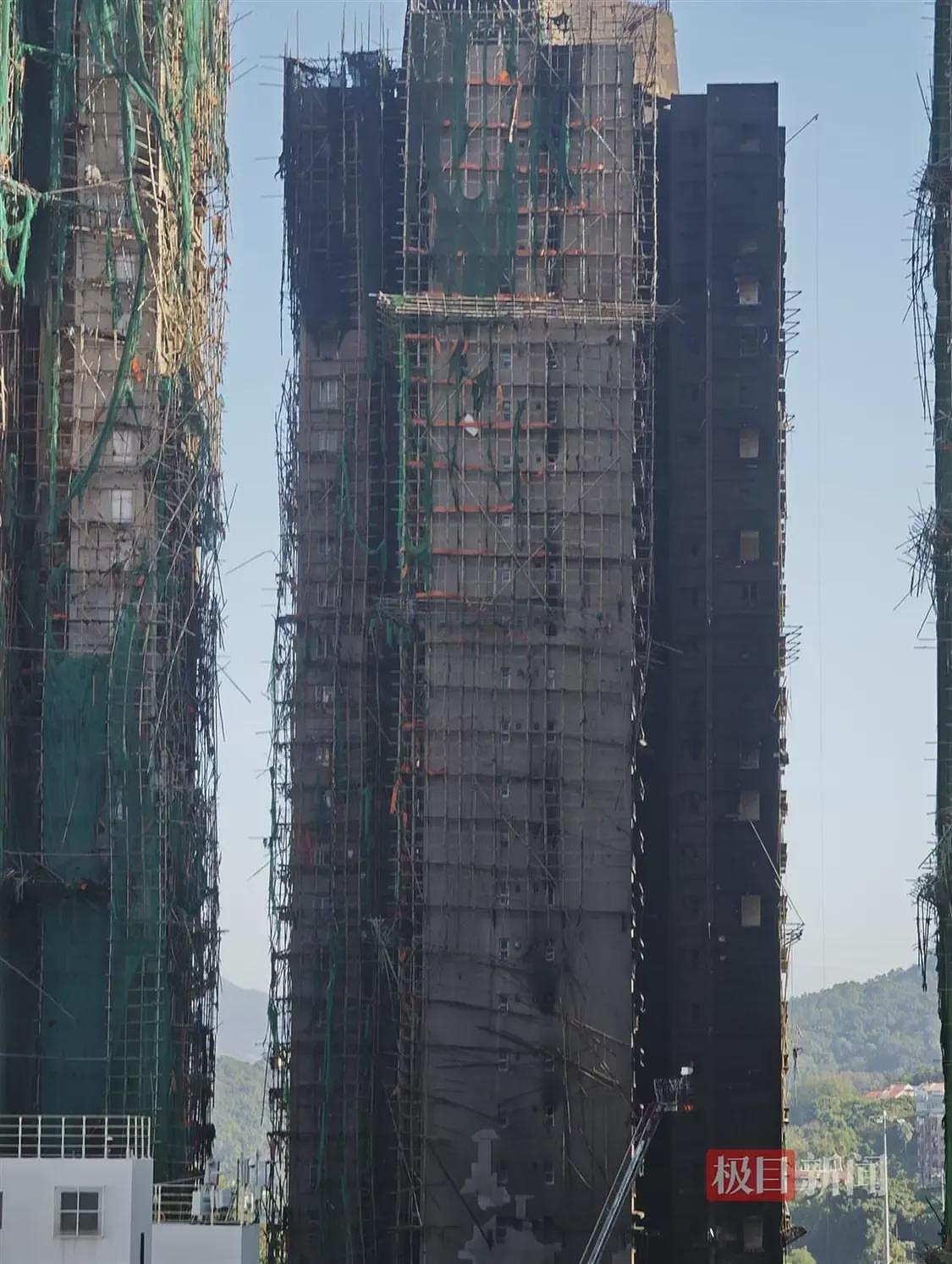 现场实拍：香港起火大楼楼体焦黑，棚网几乎被烧光（组图） - 4
