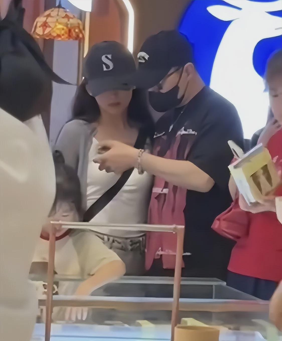 森林北现身汪峰演唱会，打扮精致坐VIP很显眼，与男友全程无交流（组图） - 28