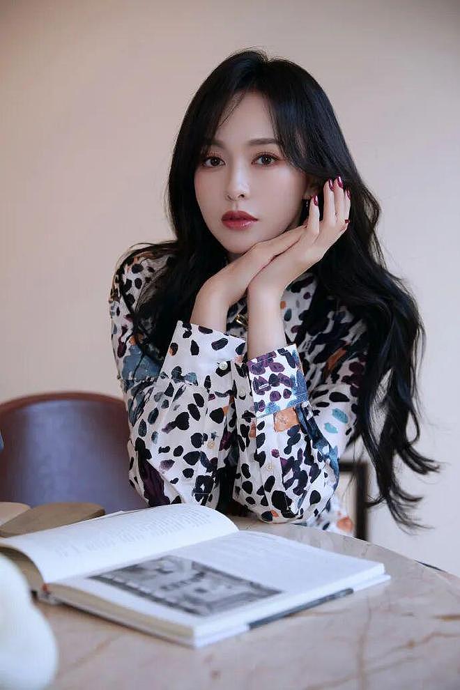 换头小花撩硬汉?白鹿心仪导演?唐嫣带女儿庆生?赵今麦偏爱悬疑?(组图) - 1