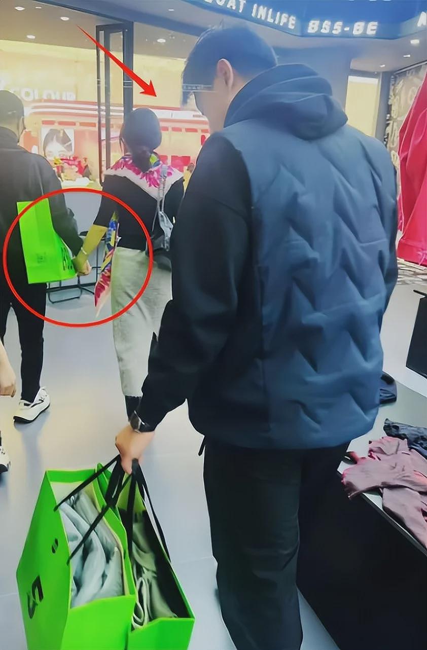 森林北现身汪峰演唱会，打扮精致坐VIP很显眼，与男友全程无交流（组图） - 12