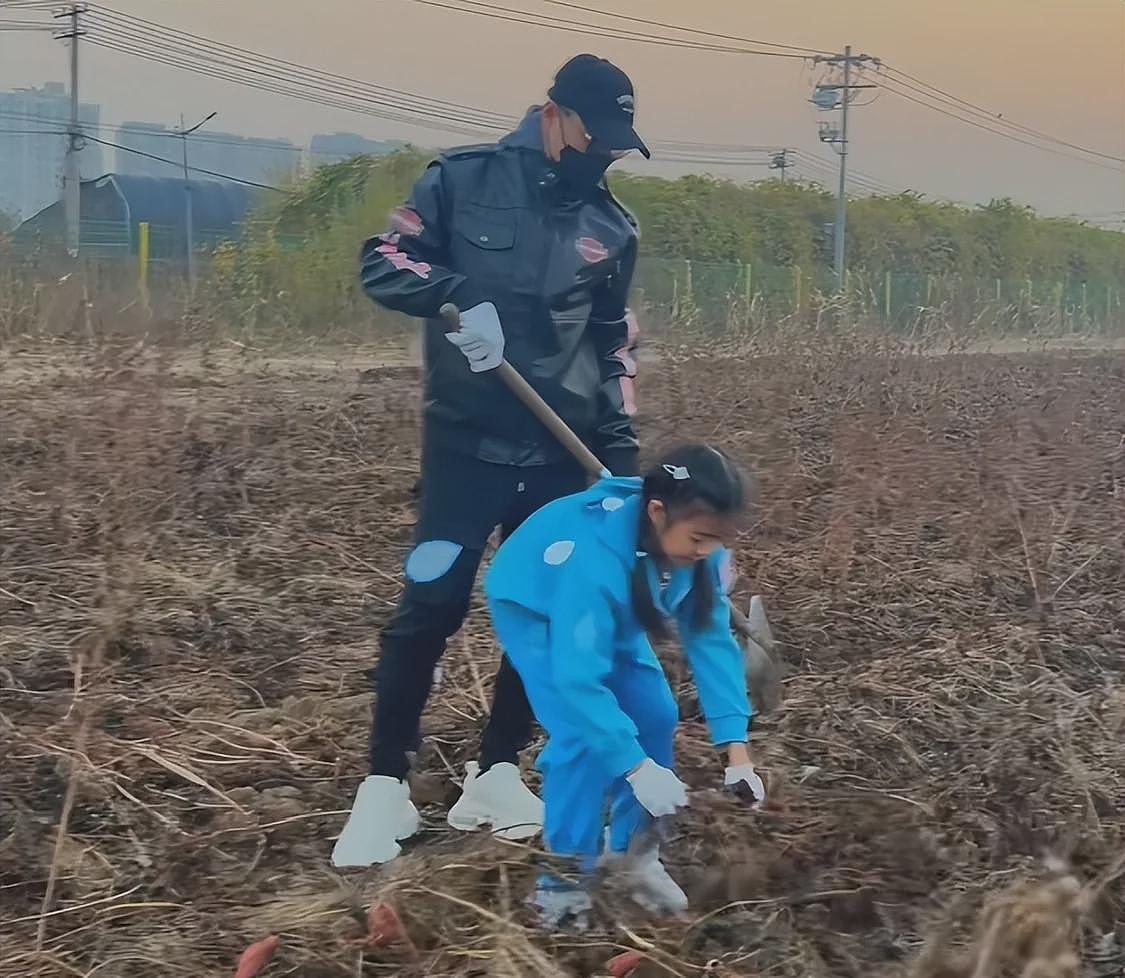 森林北现身汪峰演唱会，打扮精致坐VIP很显眼，与男友全程无交流（组图） - 9