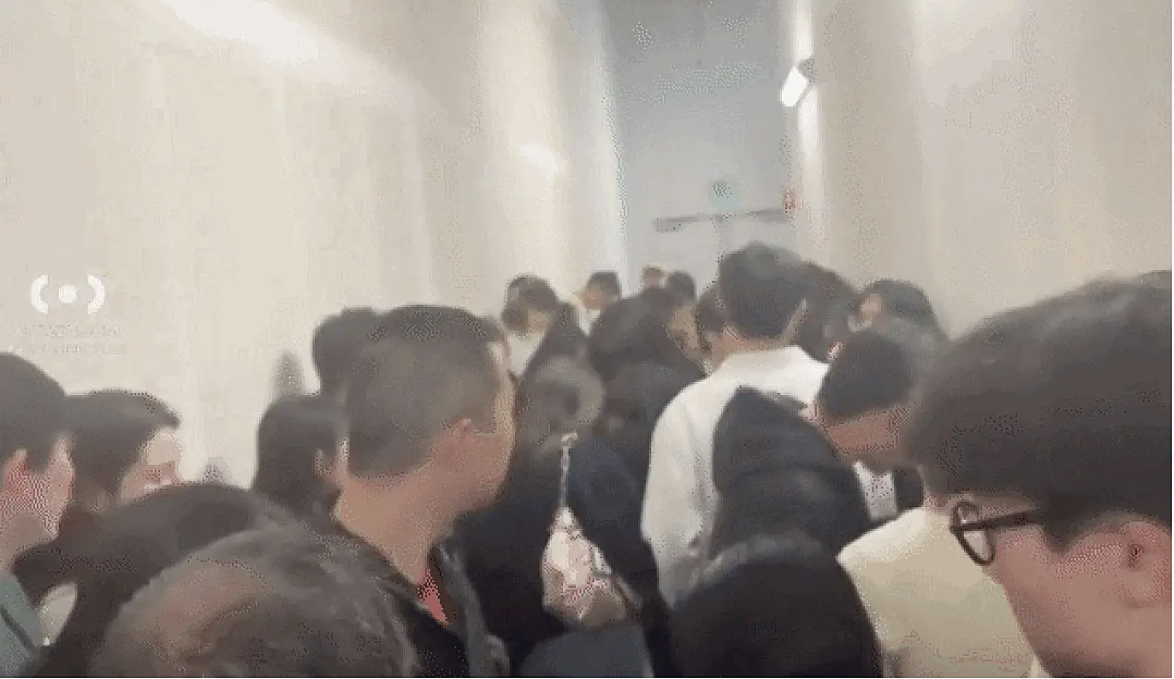 美国黑五惊魂!商场枪击细节曝光:16岁女孩中弹、上百人被关进仓库避难、商场紧急关停(组图) - 5