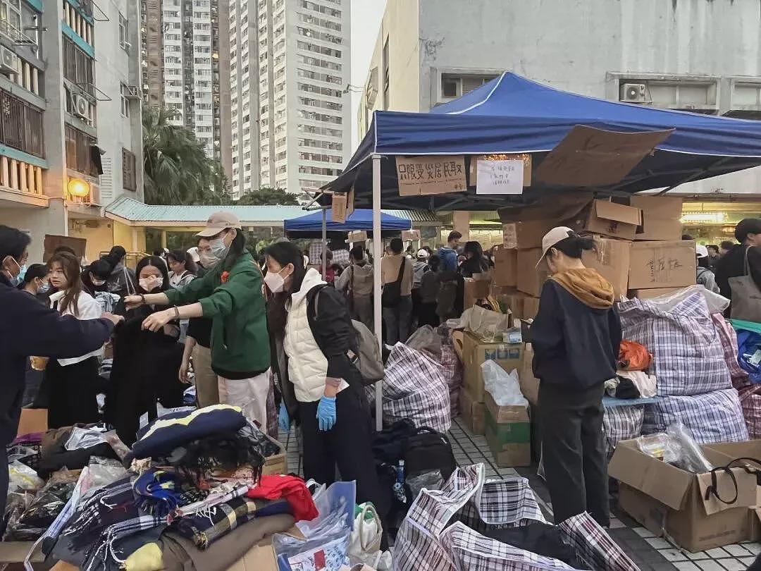 宏福苑灭火后24小时：哭声很轻守着废墟的人没有走（组图） - 6