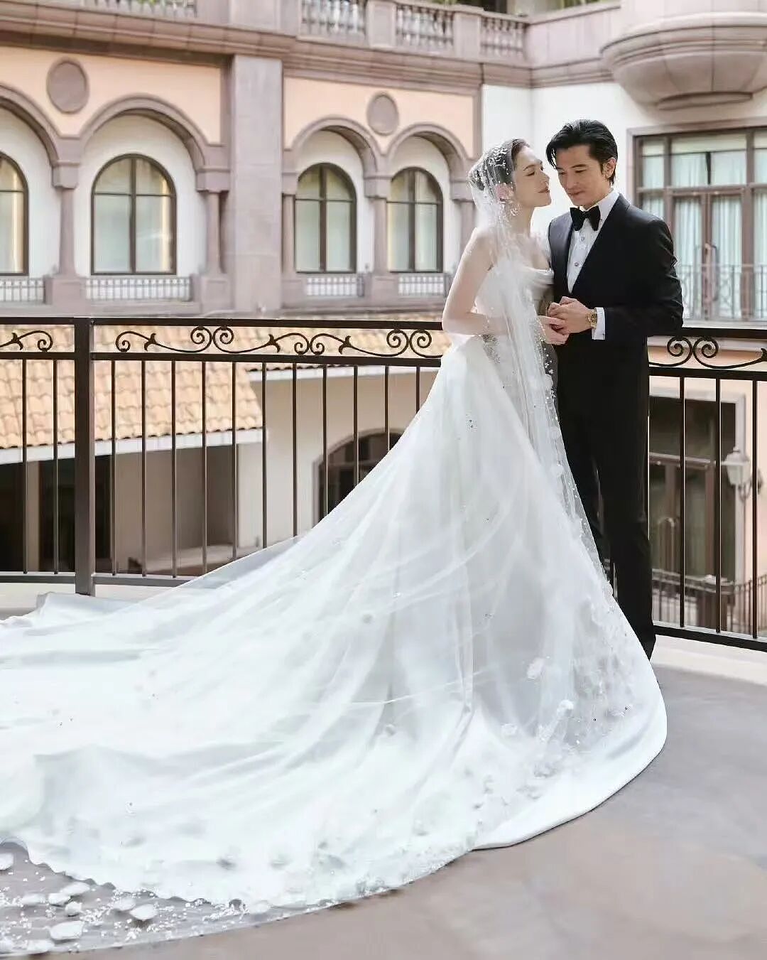 她的婚礼热搜刷屏！41岁女神活成偶像剧（组图） - 24