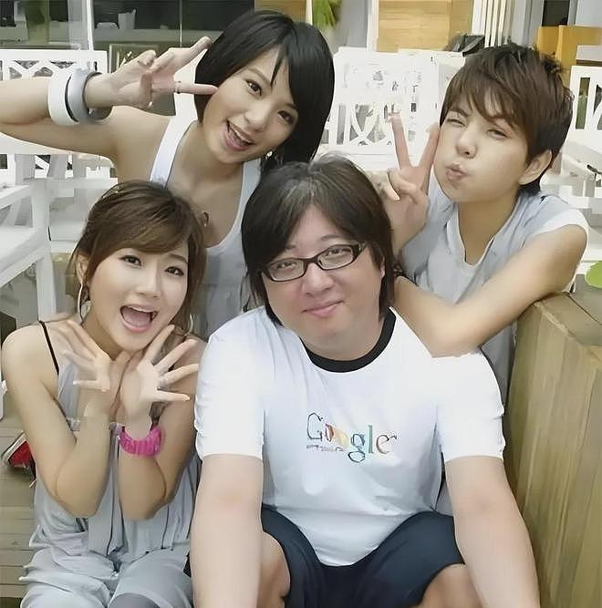 57岁袁惟仁送医画面曝光,成植物人三年身形消瘦,靠母亲姐姐照顾(组图) - 11