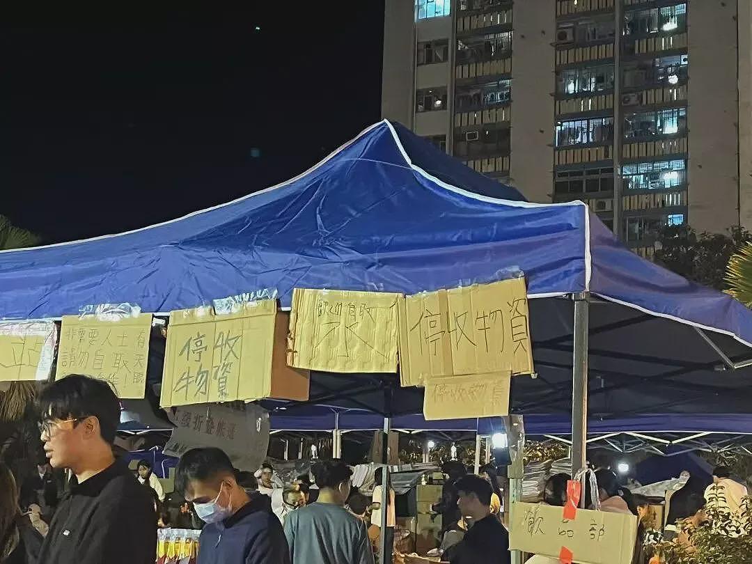 宏福苑灭火后24小时：哭声很轻守着废墟的人没有走（组图） - 4