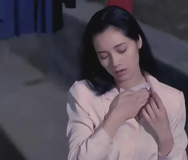 她认干爹，拍风月片，靠山去世后沦为服务员，最终成为妥妥笑话（组图） - 16