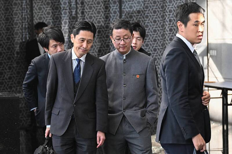 中国外交部亚洲司长双手插裤袋摆拍战狼，随即拥抱日企安抚（组图） - 1