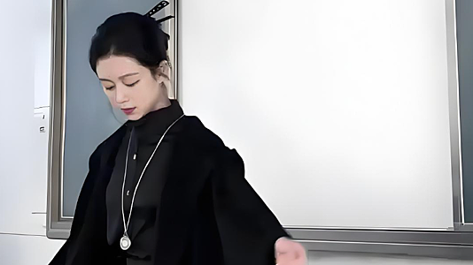 土豪女老师穿2.8万貂皮大衣上课，惨被家长举报（组图） - 1
