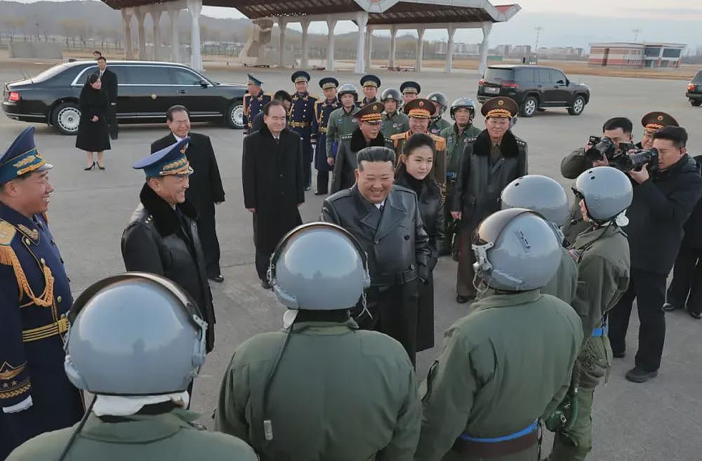 金正恩携女儿着“亲子装” 一同观看空军飞行表演（组图） - 10