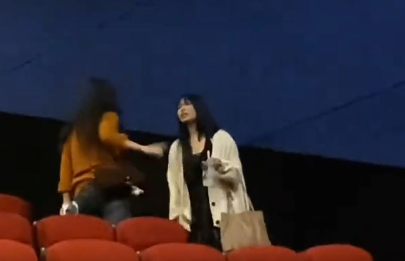 山东母女占领他人电影座位!反骂16岁事主没社会地位出来干吗(视频/组图) - 2