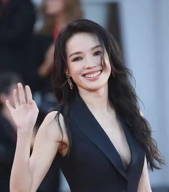 她认干爹，拍风月片，靠山去世后沦为服务员，最终成为妥妥笑话（组图） - 3