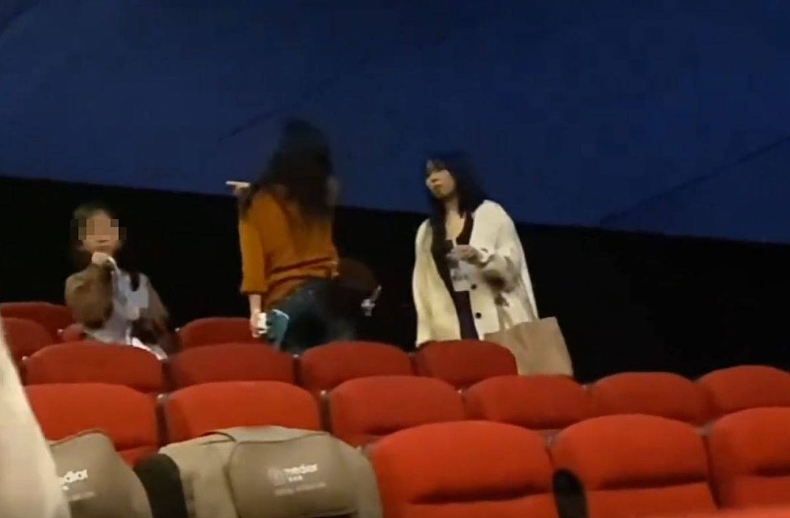 山东母女占领他人电影座位!反骂16岁事主没社会地位出来干吗(视频/组图) - 4