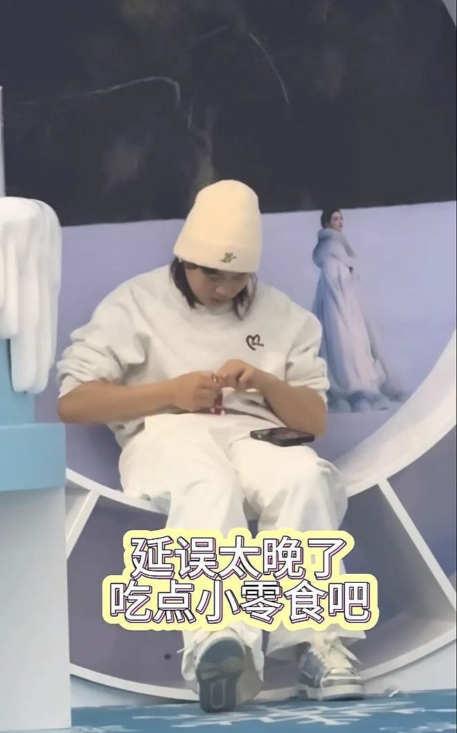 全红婵机场被偶遇，白衣造型清爽养眼，候机时和朋友打闹超可爱（组图） - 2