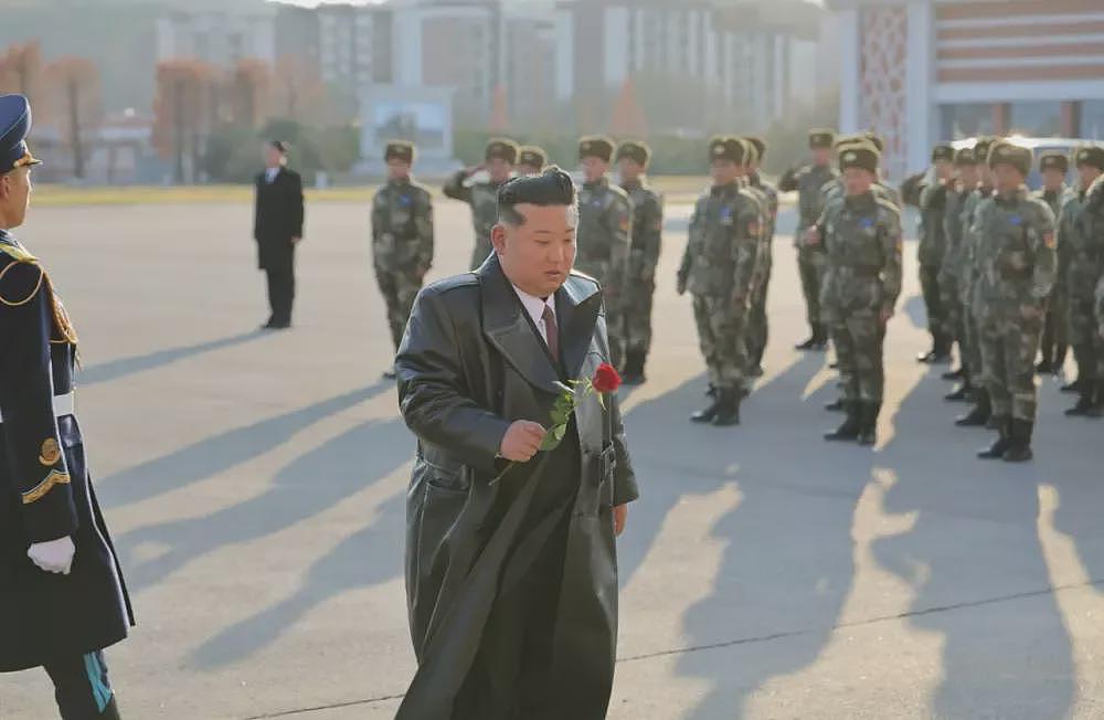 金正恩携女儿着“亲子装” 一同观看空军飞行表演（组图） - 6