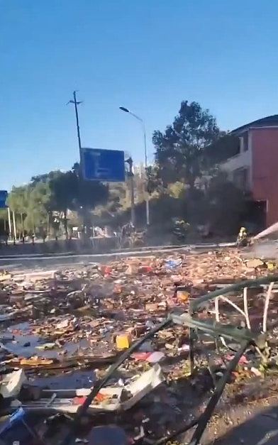 湖南郴州烟花店主举报官员兼饮农药,疑引爆店舖通报指3人受伤(组图) - 2