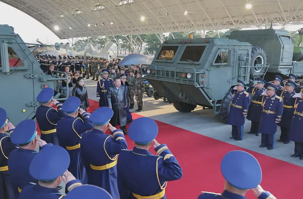 金正恩携女儿着“亲子装” 一同观看空军飞行表演（组图） - 3