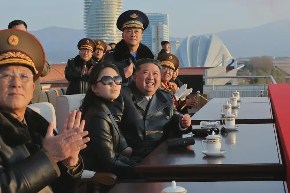 金正恩携女儿着“亲子装” 一同观看空军飞行表演（组图） - 7