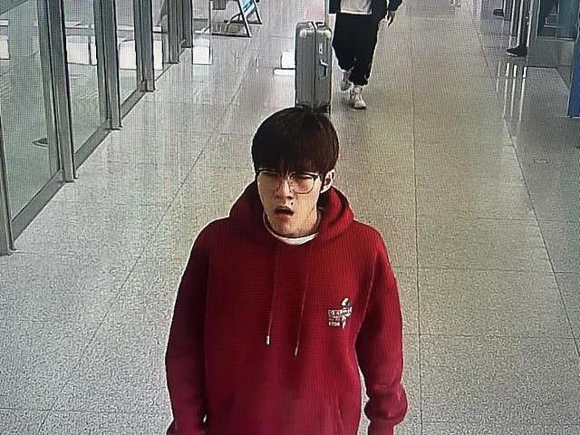 重庆小伙疑陷东南亚骗局，家人收到戴手铐跪地照片，限48小时支付20万赎金，警方介入（组图） - 1