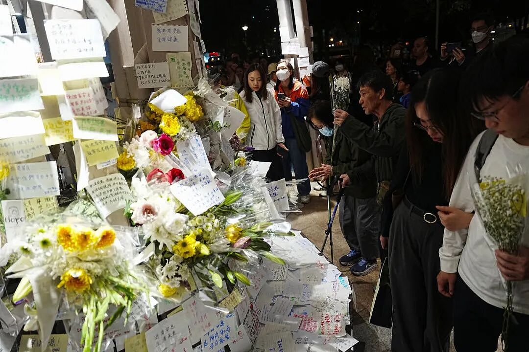 房间、楼梯间、走廊、天台都发现了遗体,100个失联个案界定为“无法追查”…香港火灾搜救细节公布(组图) - 3