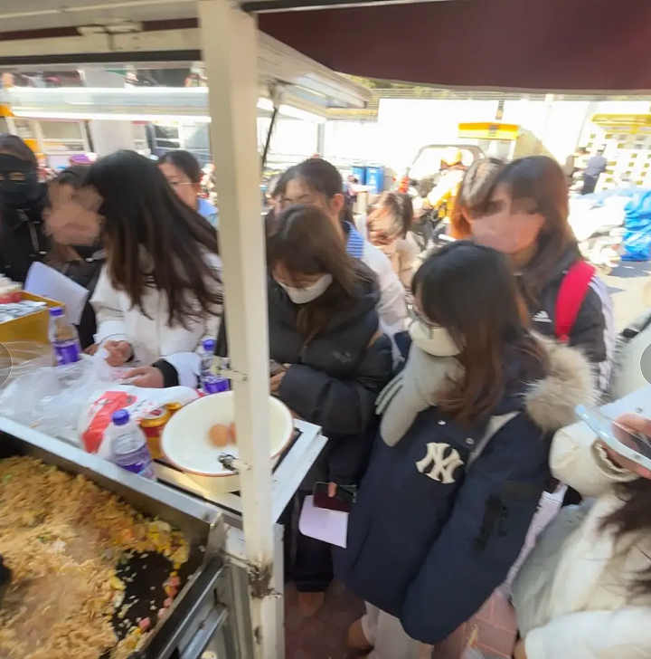 【情感】这个冬天最火的父爱炒饭！女儿一句“想家”，单亲爸爸千里奔赴，暖哭无数人（组图） - 20