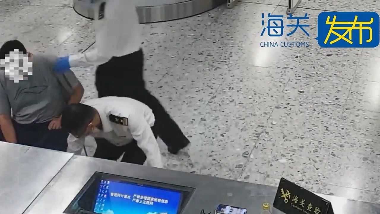 西九龙站：北上男走路异常缓慢被截慌张催放行，揭古惑波鞋藏冰毒（组图） - 2