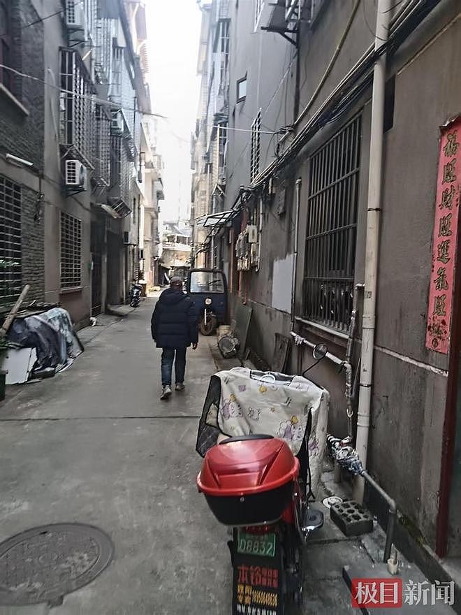 章莹颖父母带货糊口，被传获巨额赔偿回国被二人“劫持”（组图） - 3