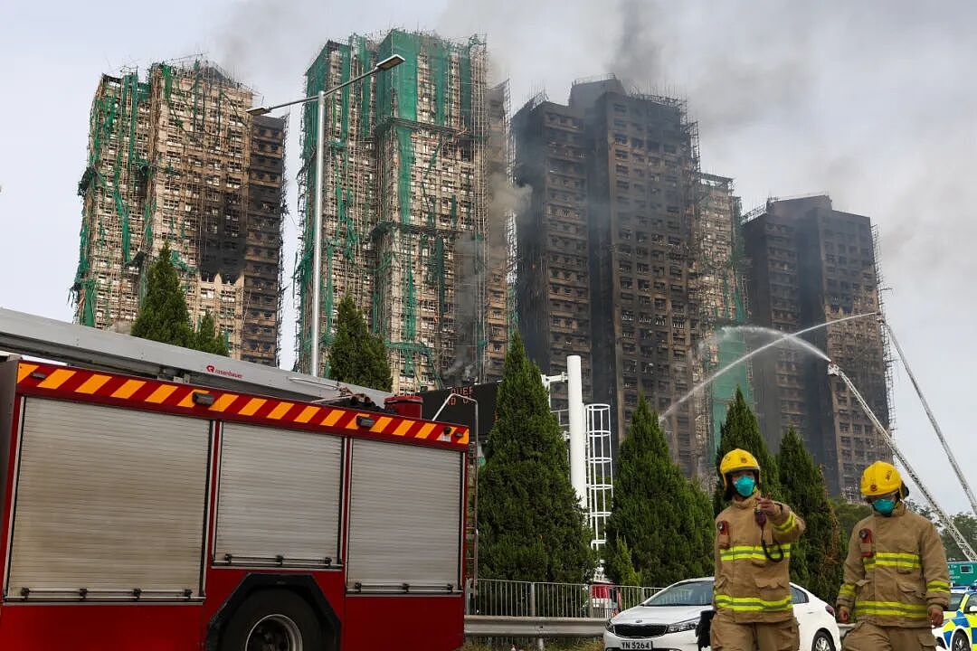 房间、楼梯间、走廊、天台都发现了遗体,100个失联个案界定为“无法追查”…香港火灾搜救细节公布(组图) - 2