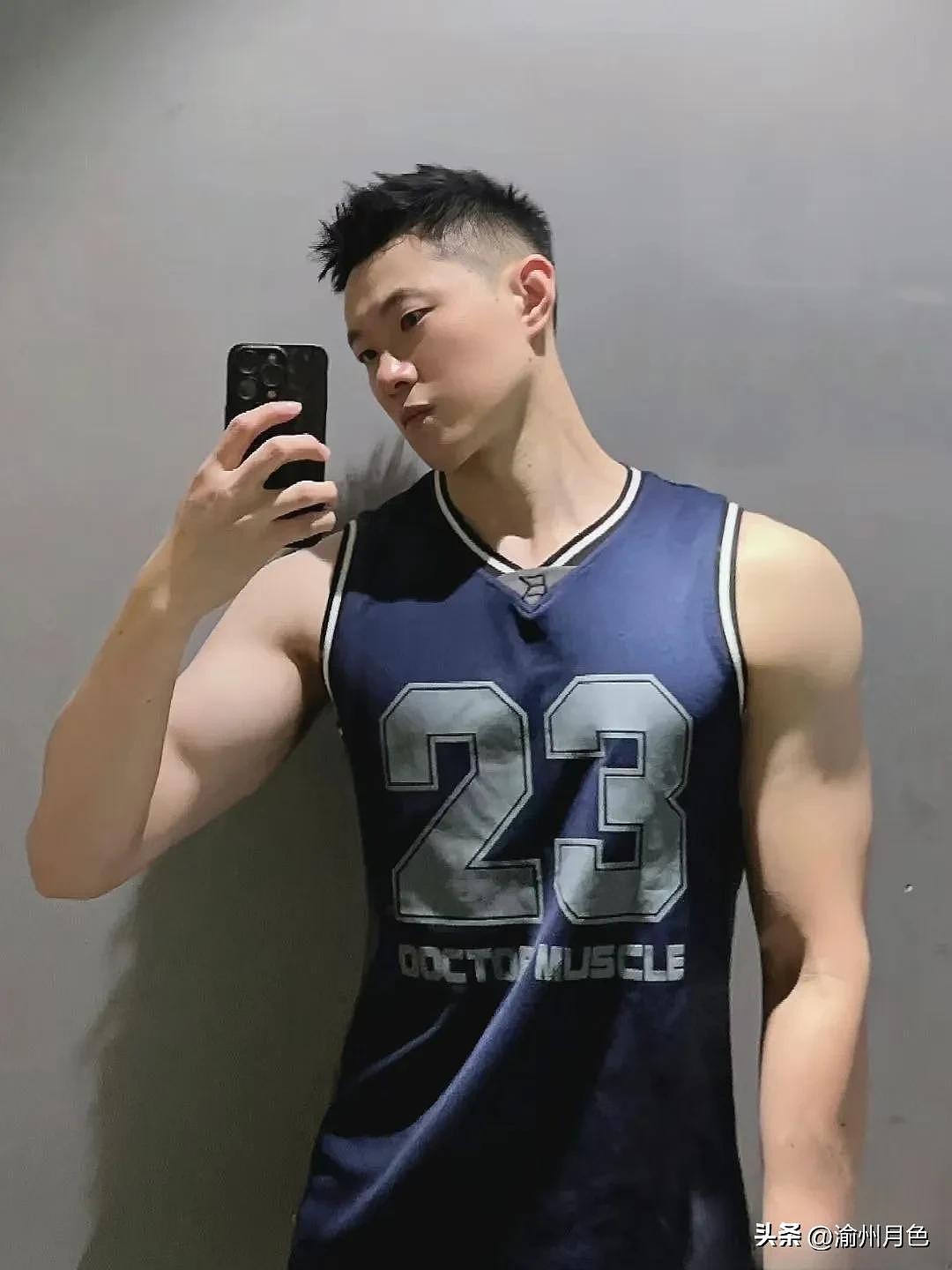 【帅哥】冷白皮肌肉帅哥，白白香香的真好看（组图） - 17