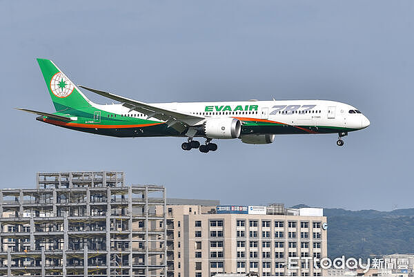 台湾飞澳洲航班遇剧烈乱流餐盘全飞起来，3空服员受伤送医（图） - 1