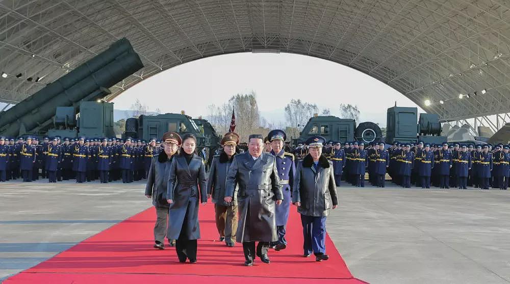 金正恩携女儿着“亲子装” 一同观看空军飞行表演（组图） - 1