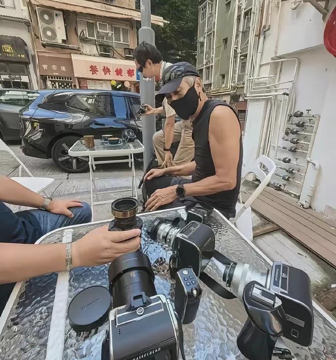 未见捐款，却登台“捞金”！周润发惹争议，网友的解释说得通吗？（组图） - 7