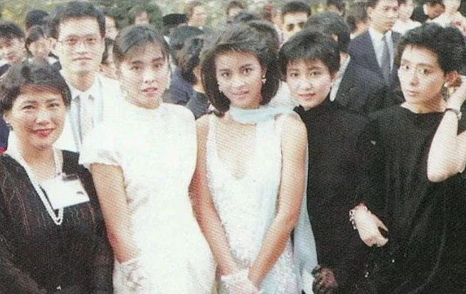 家暴男提刀砍妻!暴打前任至毁容畏罪潜逃,费尽心机勾上当红花旦原形毕露,发疯虐妻迅速离婚逃过刑罚?(组图) - 13