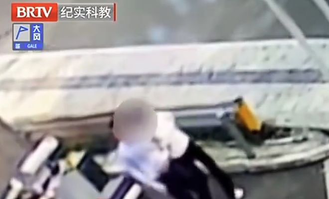 丈夫出轨闺蜜转账60多万并起诉离婚，妻子盼其回归家庭，律师：女方有权追回转账（组图） - 2