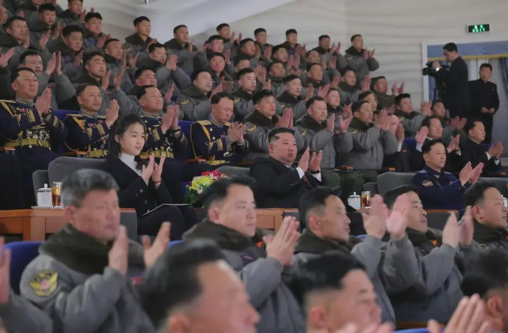 金正恩携女儿着“亲子装” 一同观看空军飞行表演（组图） - 11