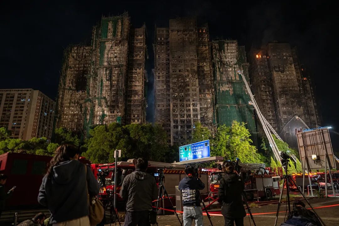 房间、楼梯间、走廊、天台都发现了遗体,100个失联个案界定为“无法追查”…香港火灾搜救细节公布(组图) - 1