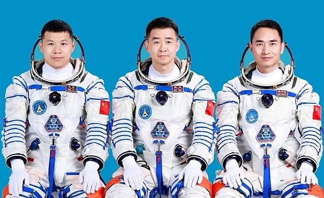 神二十返回舱玻璃被毫米级碎片撞裂!飞船将以“无人模式”回地球(组图) - 2