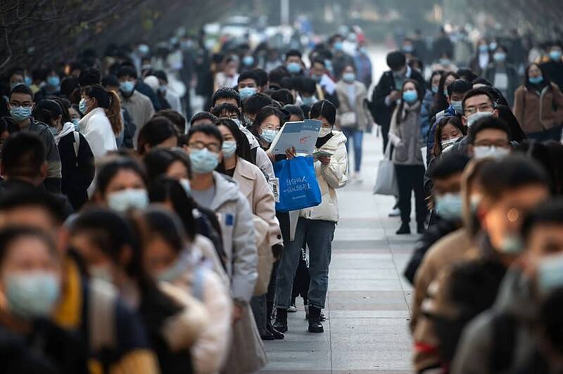 中国经济差年轻人抢“铁饭碗”，国考人数再创新高录取率仅1％（图） - 1
