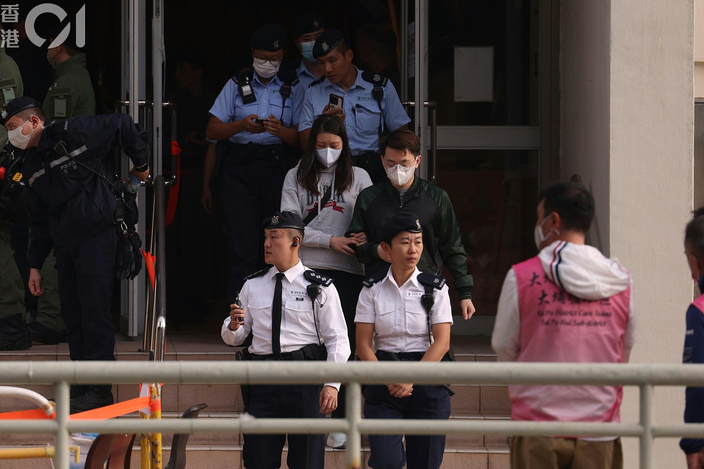 起火1分钟逃生失踪,香港母子每日翻相哭寻父落空(组图) - 2