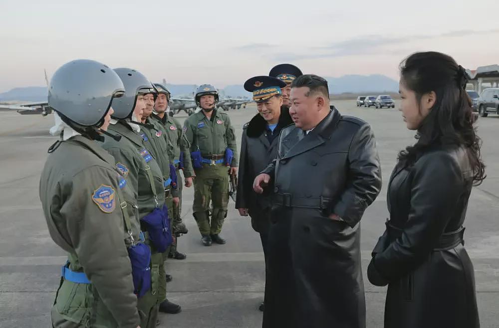 金正恩携女儿着“亲子装” 一同观看空军飞行表演（组图） - 9