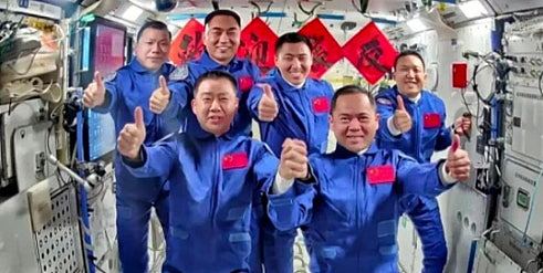 神二十返回舱玻璃被毫米级碎片撞裂!飞船将以“无人模式”回地球(组图) - 5