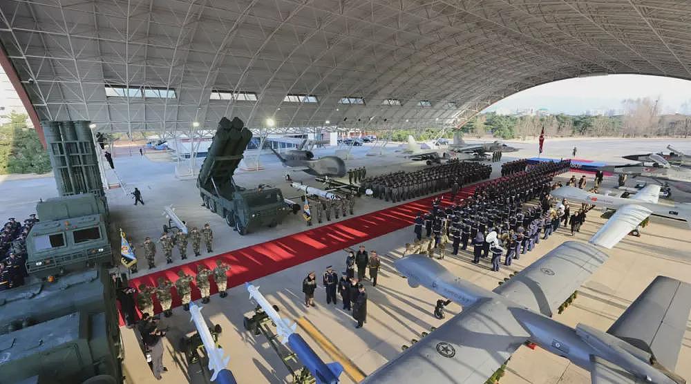 金正恩携女儿着“亲子装” 一同观看空军飞行表演（组图） - 5