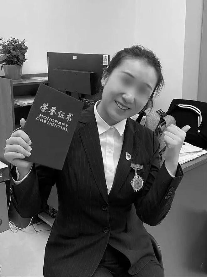 28岁女律师被32楼抛下砖头砸中身亡，家属起诉索赔200余万元第二次开庭未宣判，家属：万达方表示有调解意愿（组图） - 1