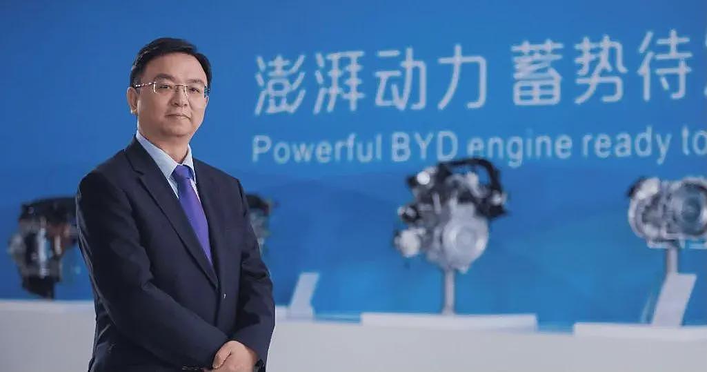 比亚迪老板女儿参加巴黎名媛舞会,她打扮贵气,长相像爸爸王传福(组图) - 2