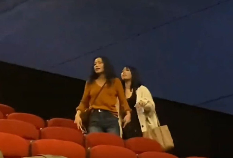 山东母女占领他人电影座位!反骂16岁事主没社会地位出来干吗(视频/组图) - 6